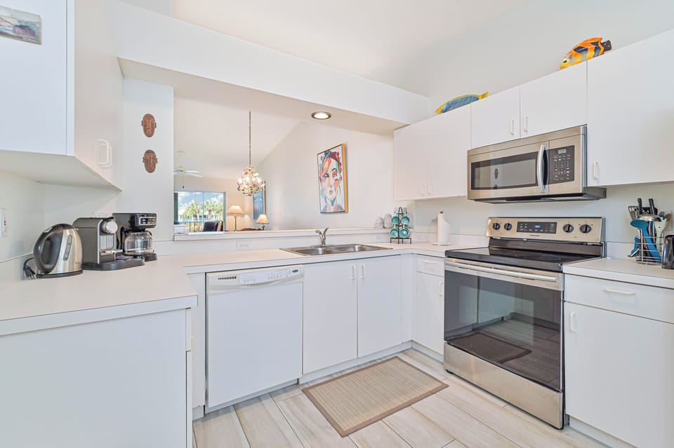 BEL201 - Fully equipped kitchen with breakfast nook