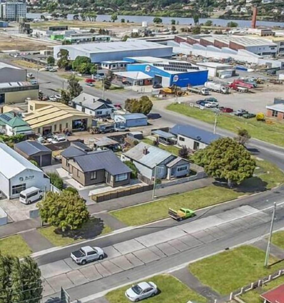 Distance to riverbend park and bbq areas and seaport. 