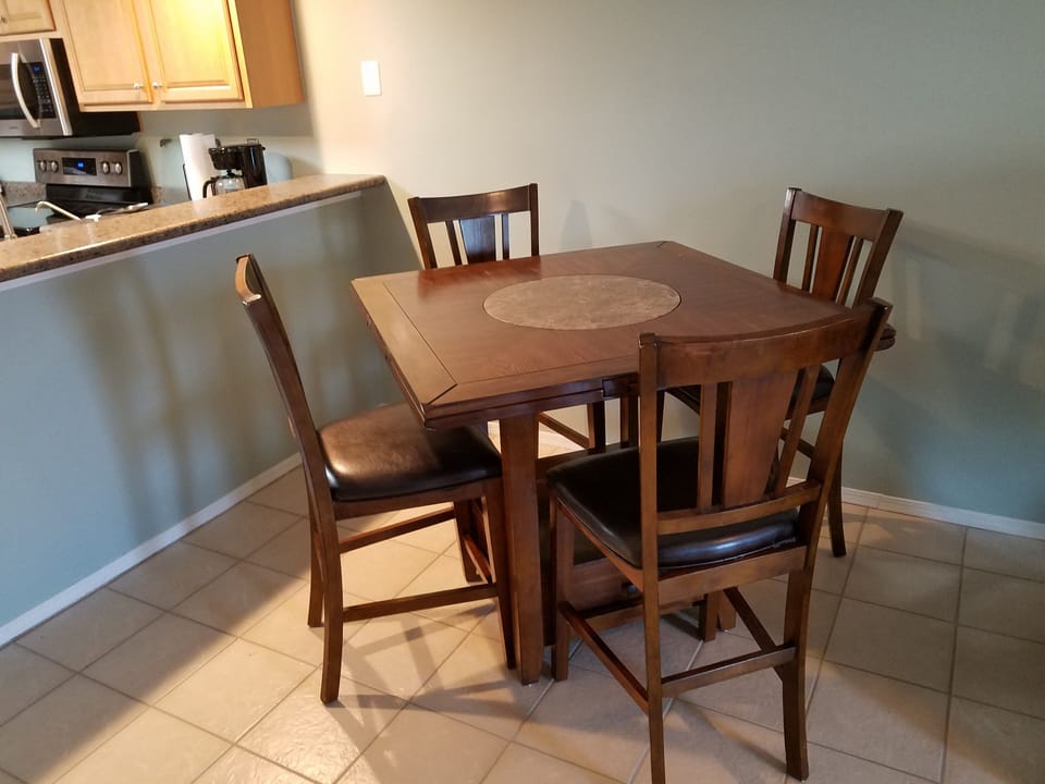 Seating for 4, but opens to easily seat 6