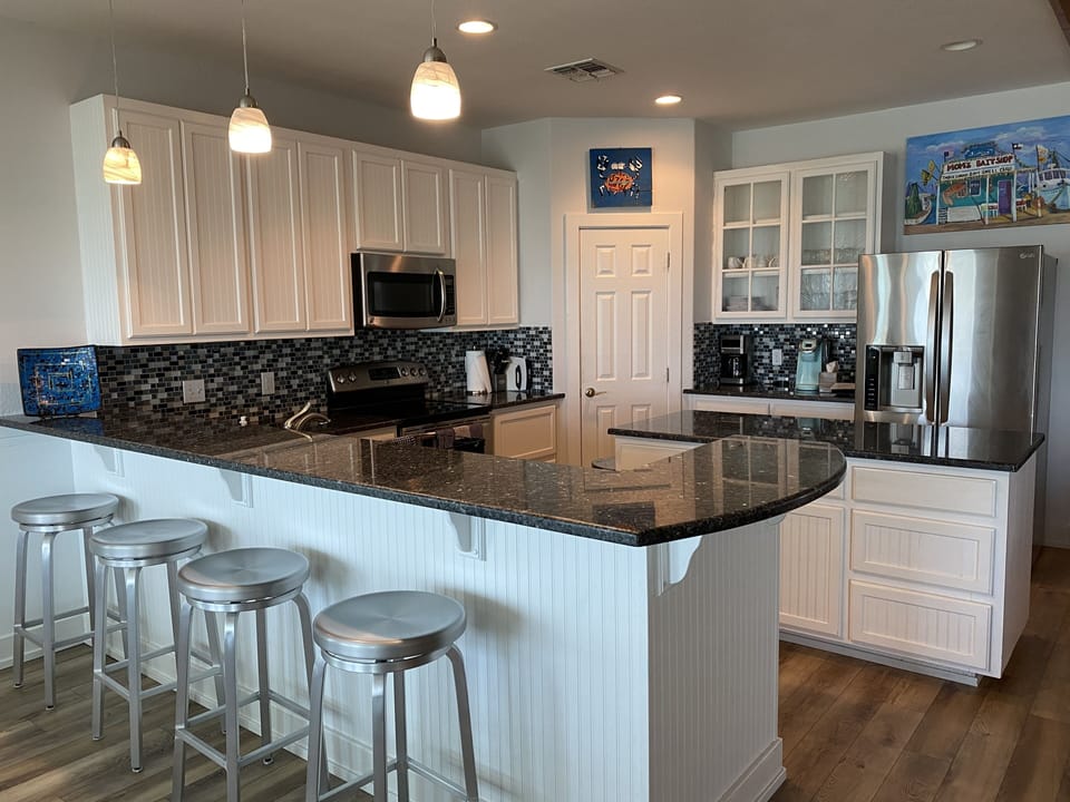 Amazing kitchen w granite countertops and stainless appliances