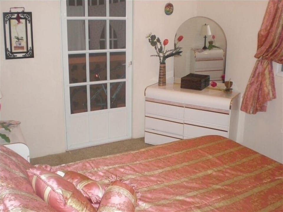 Bed room Queen Bed