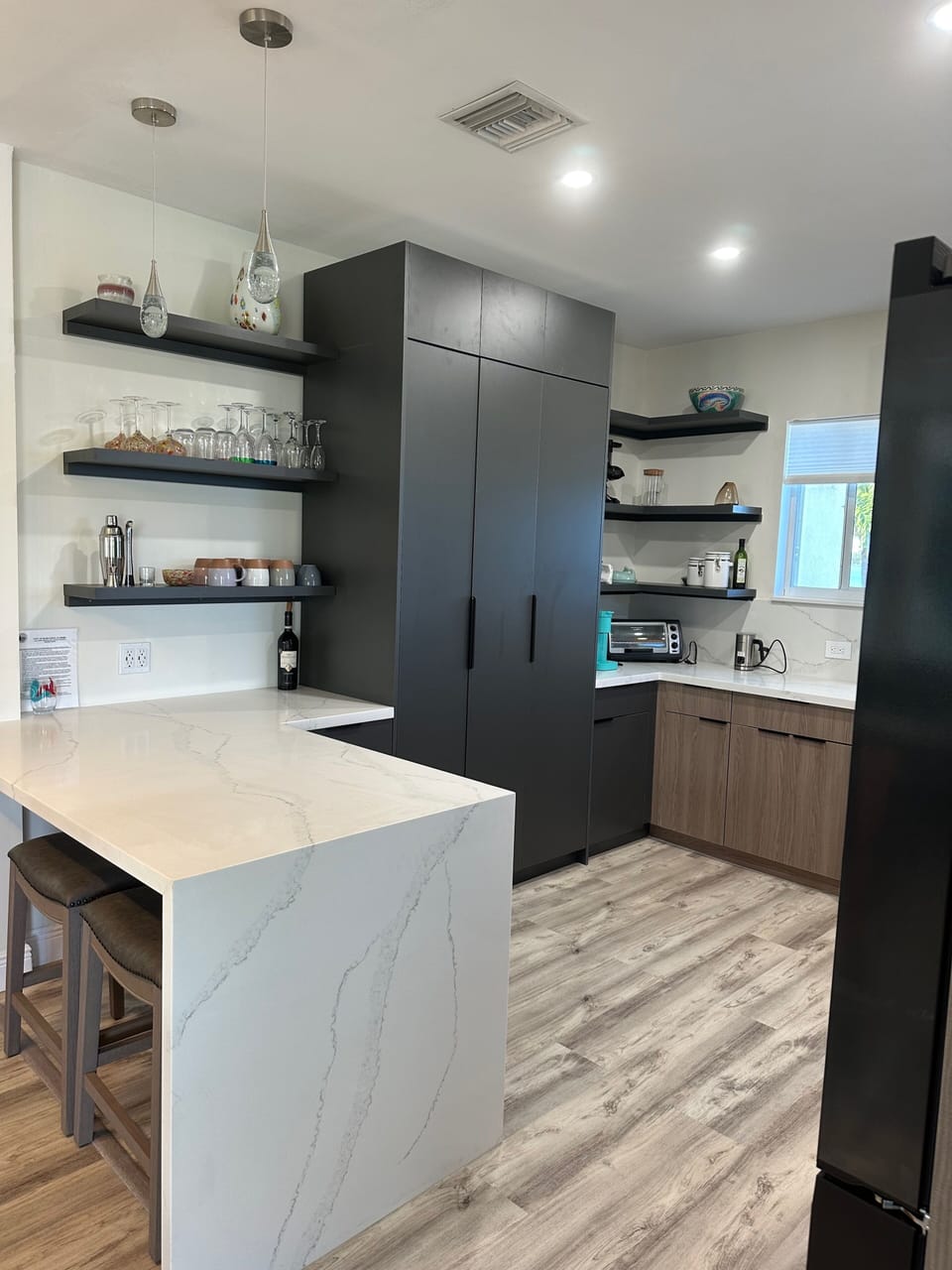 Kitchen, bar, coffee area with 4 bar stools