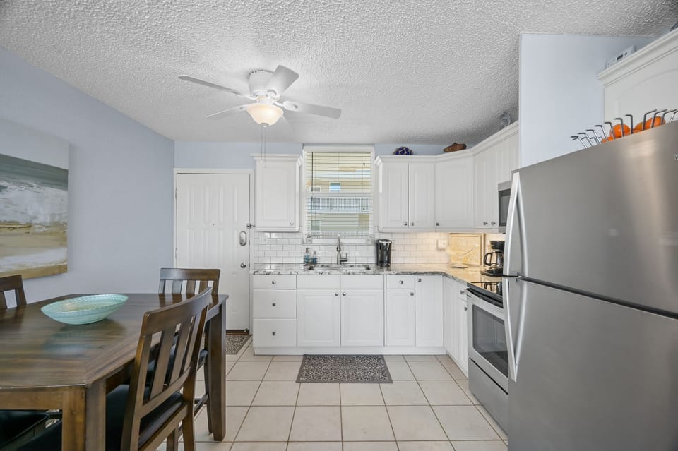 Fully equipped kitchen with dining table. Seating for 4