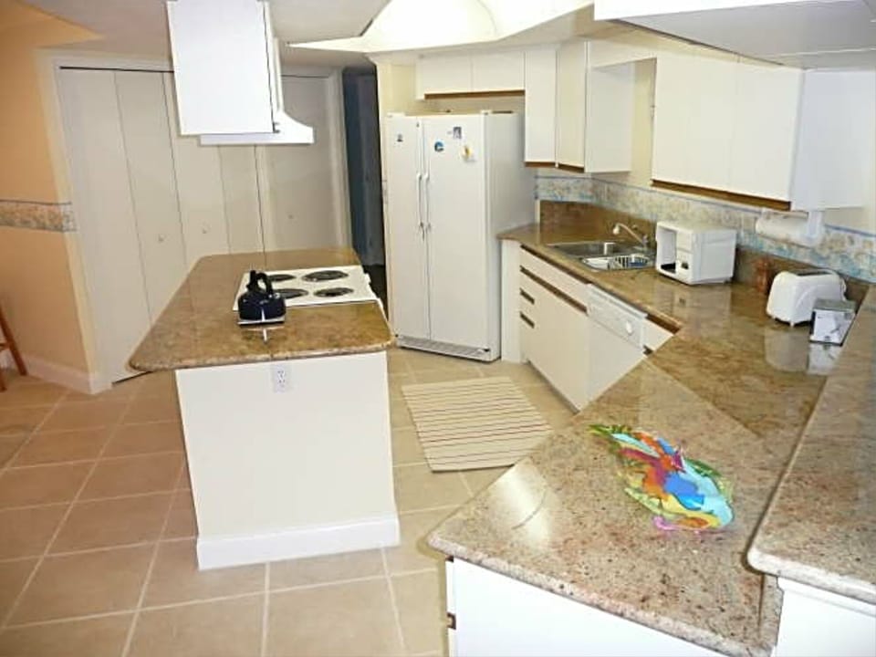 Kitchen with laundry area (washer and dryer).