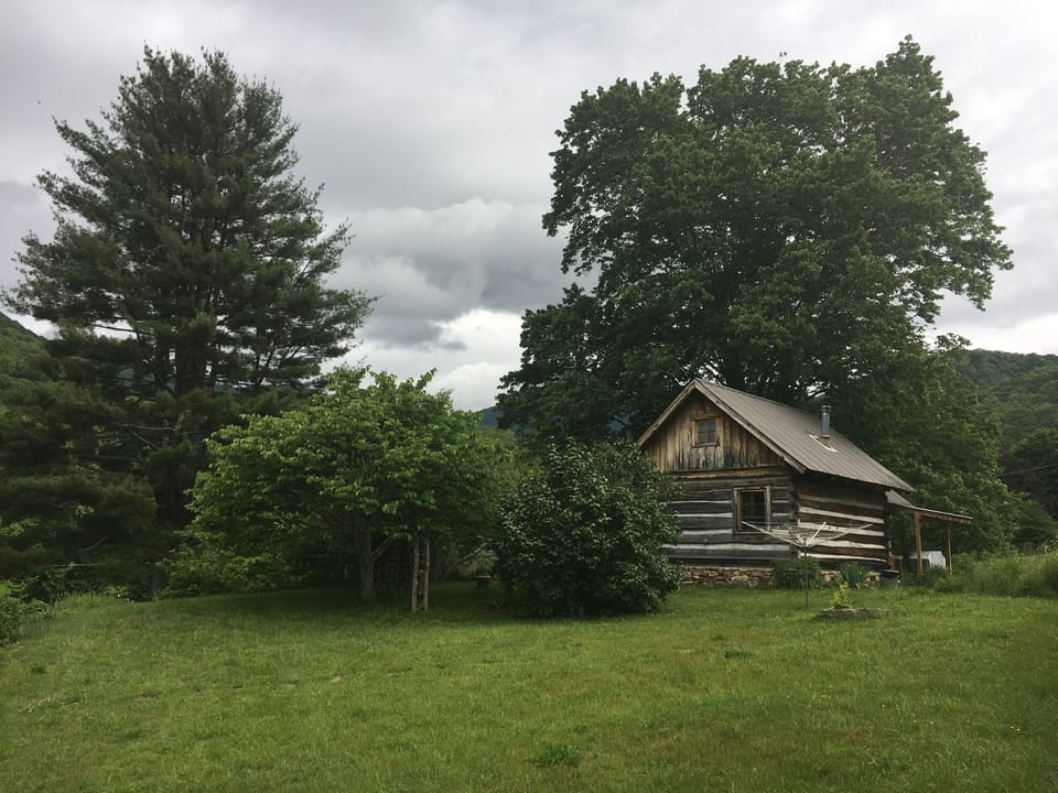 Cabin from early 1800s with fully modern amenities
