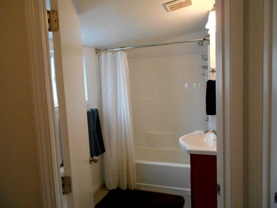 Bath 1 Tub & Shower