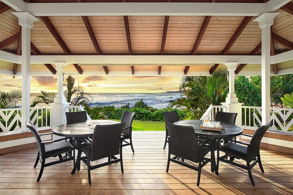 DINE INDOOR OR OUT! COVERED LANAI WITH OCEAN VIEWS