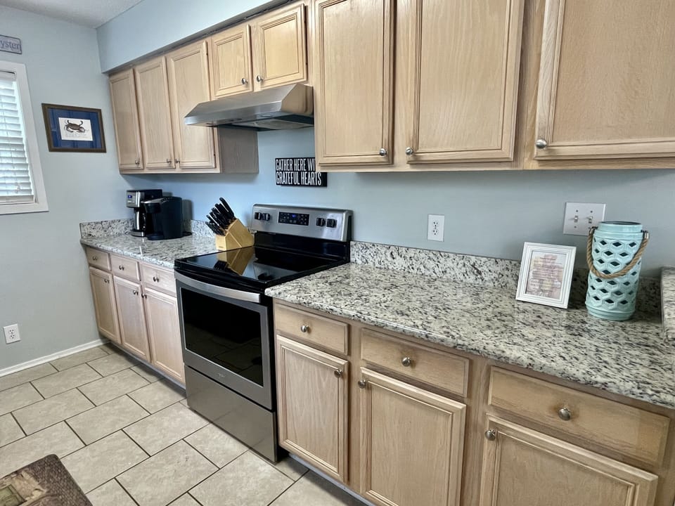 Kitchen - Well stocked, Keurig and Standard Coffee Maker, Air Fryer & Crock Pot