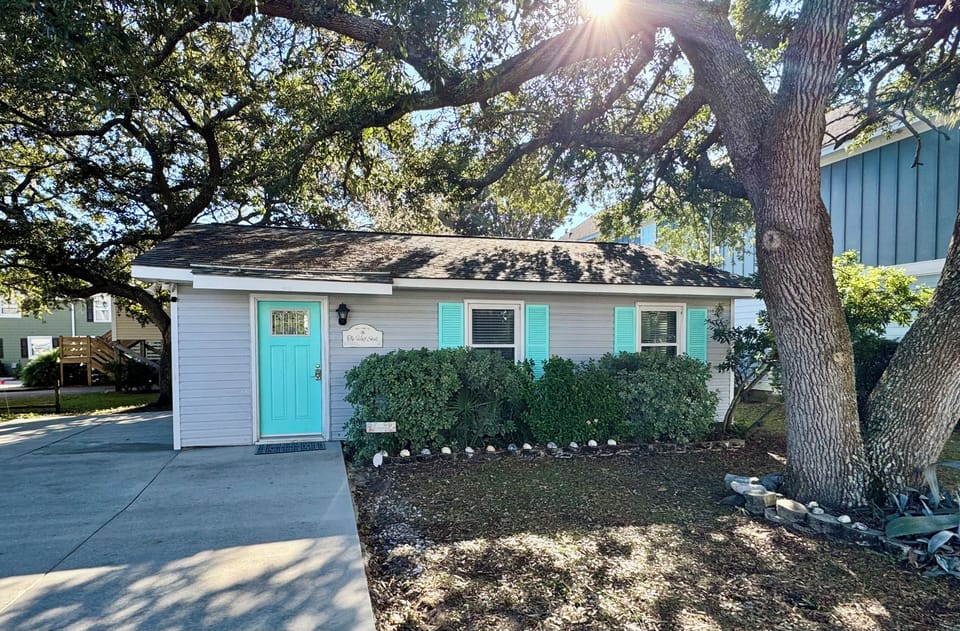 Cozy Beach Cottage nestled in beautiful Live Oaks.