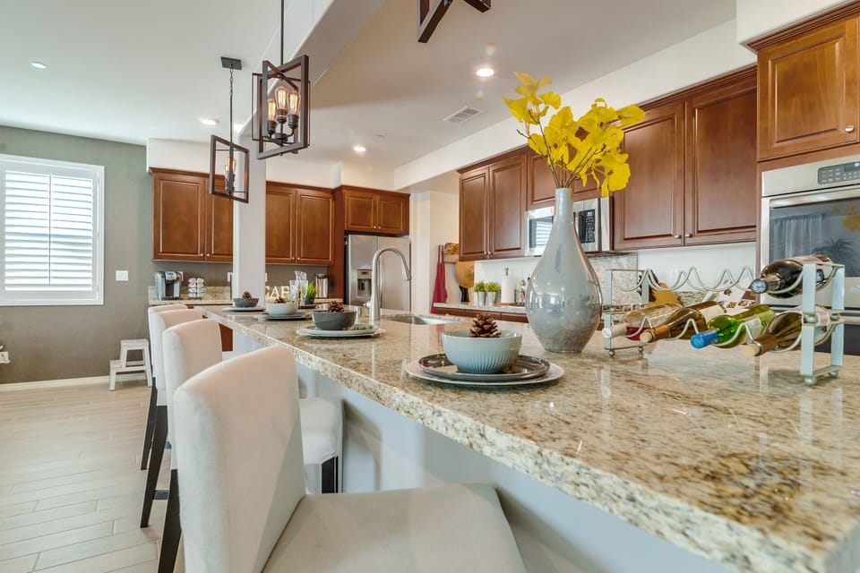 Elegant, Modern Kitchen - Ideal for Gatherings