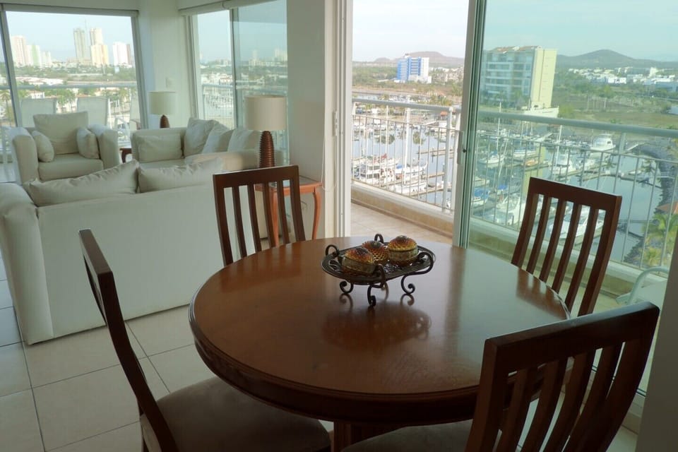 dining room overlooking La Marina