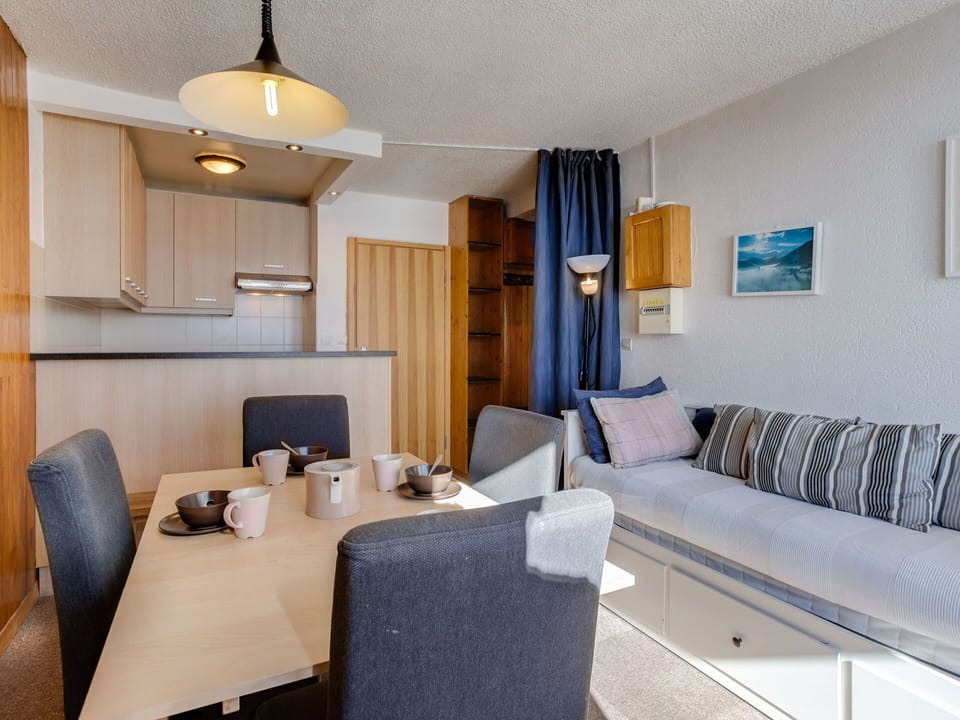 Room, Furniture, Property, Interior Design, Living Room, Building, Wall, House, Table, Ceiling