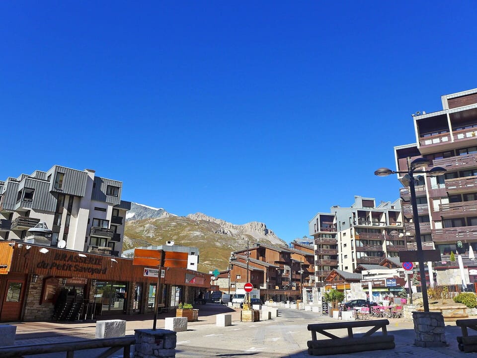 Town, Sky, Urban Area, City, Human Settlement, Neighbourhood, Daytime, Building, Architecture, Mixed-Use