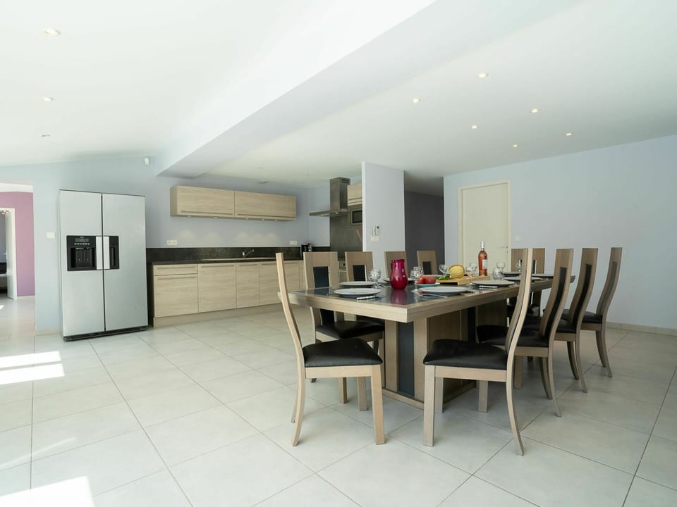 Table, Furniture, Building, Chair, Wood, Interior Design, Hall, Flooring, Floor, Cabinetry