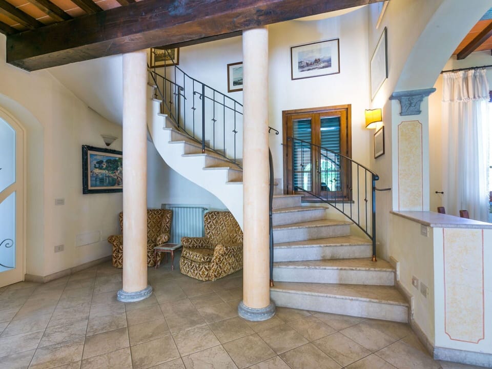 Picture Frame, Wood, Stairs, Lighting, Interior Design, Plant, Floor, Building, Flooring, Hall