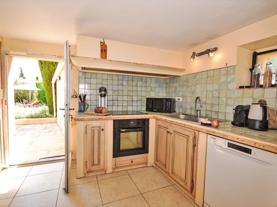 Countertop, Cabinetry, Property, Kitchen Appliance, Kitchen Stove, Kitchen, Wood, Home Appliance, Plant, Major Appliance