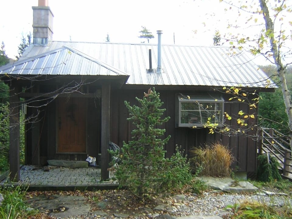 Secluded covered entry