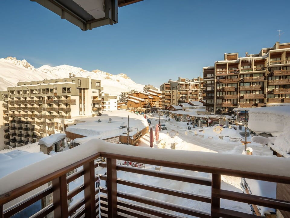 Sky, Snow, Property, Building, Light, Wood, Urban Design, Biome, Neighbourhood, Freezing