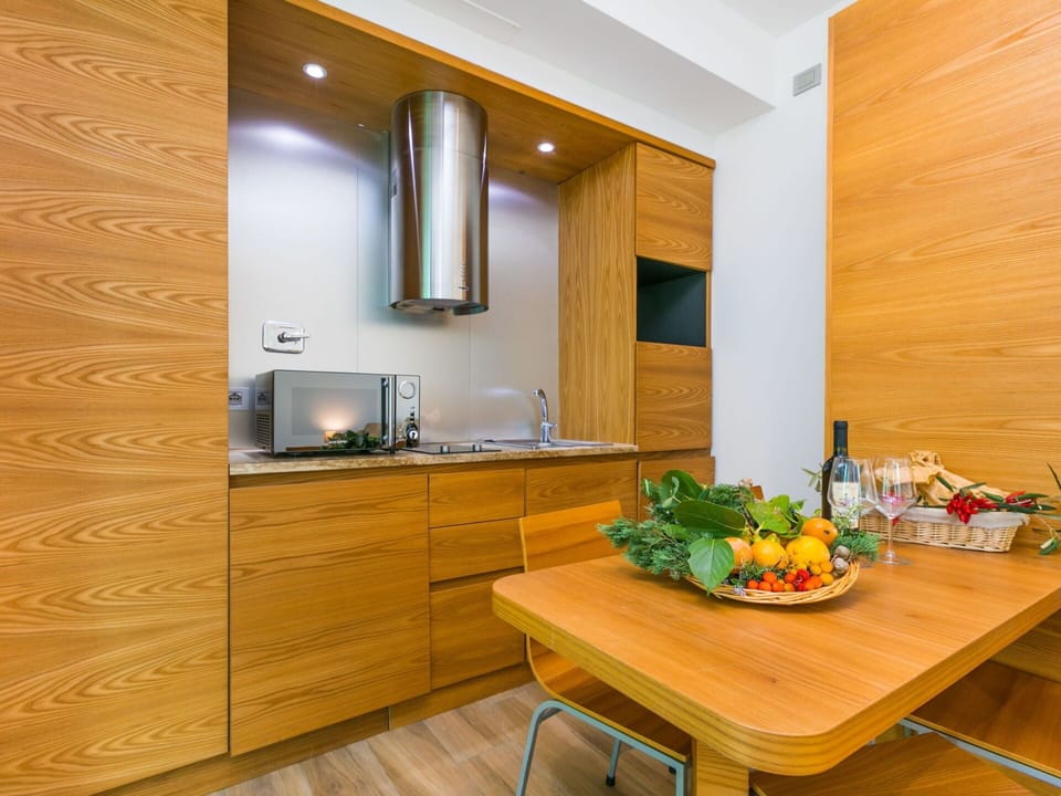 Sky, Mountain, Daytime, Building, Plant, Natural Landscape, House, Vegetation, Highland, Tree