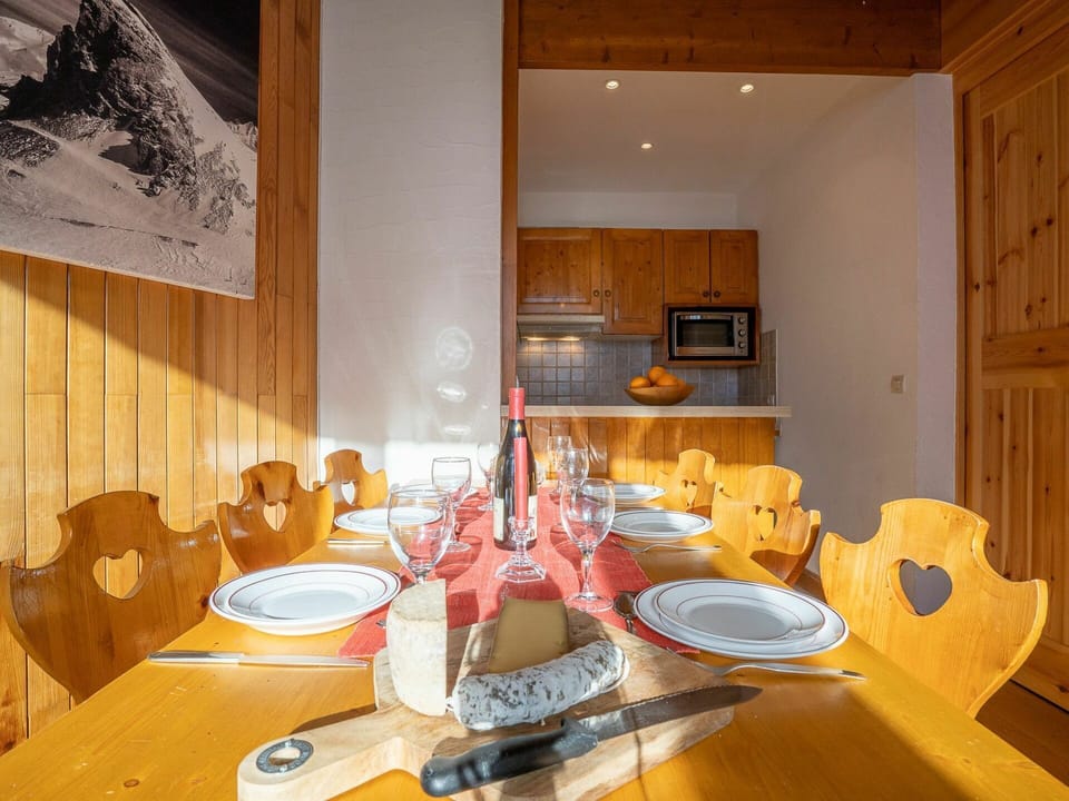 Table, Tableware, Furniture, Building, Property, Chair, Plate, Wood, Interior Design, Orange