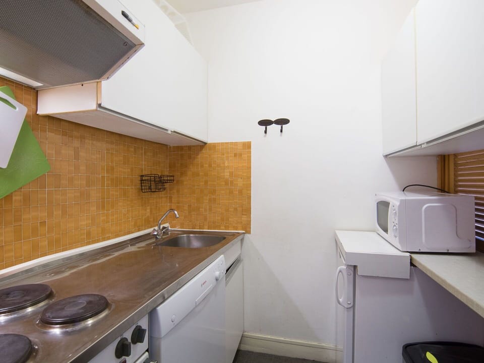 Property, Room, Sink, Interior Design, Building, House, Floor, Architecture, Ceiling, Real Estate