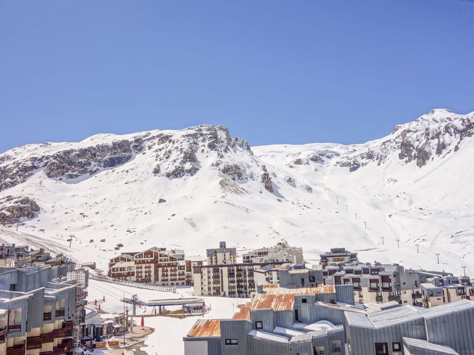 Snow, Sky, Cloud, Mountain, Building, Slope, Tree, Plant, House, Natural Landscape