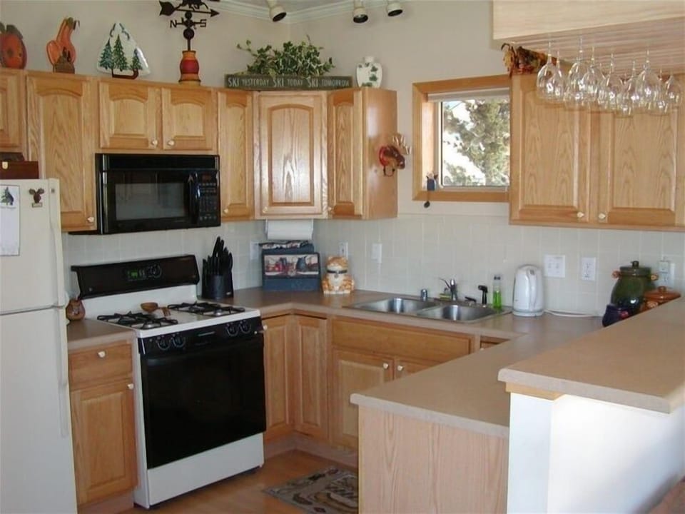 Kitchen -- -- Fit for gourmet cooking !