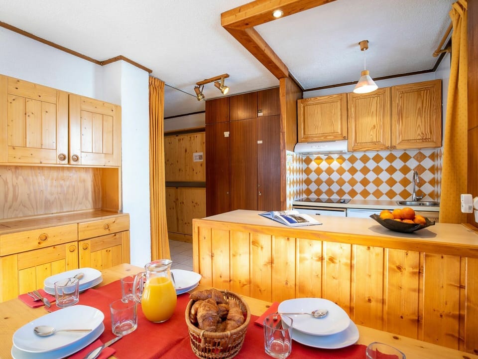 Cabinetry, Property, Furniture, Countertop, Tableware, Wood, Plate, Refrigerator, Interior Design, Table