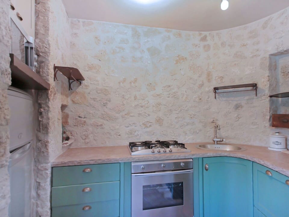 Property, Room, Wall, Ceiling, House, Furniture, Kitchen, Building, Tile, Cabinetry