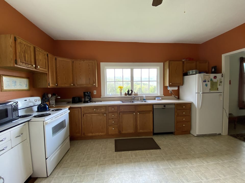 Big space for cooking or just relaxing. 