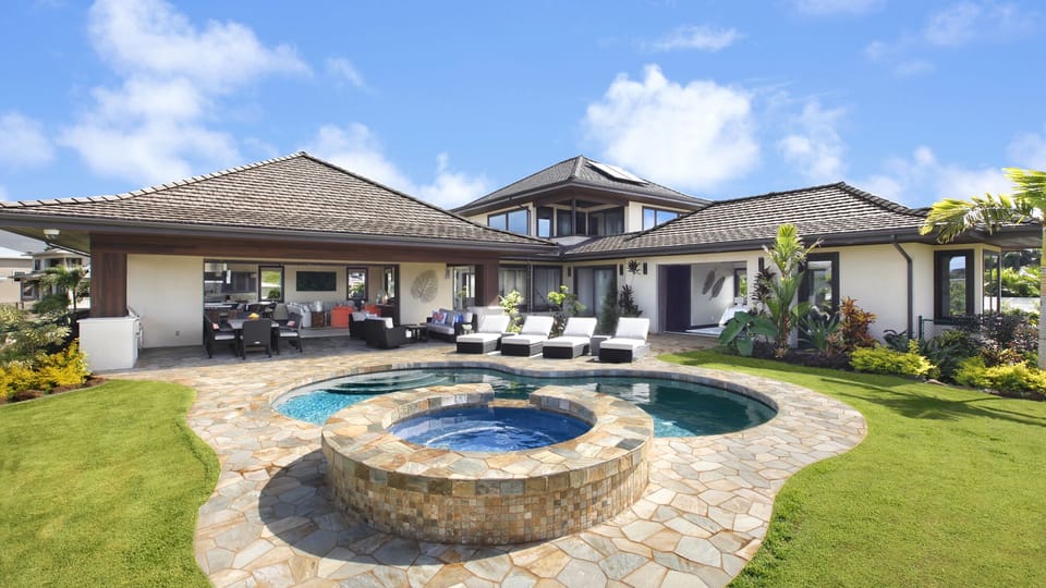 Akahai at Poipu - Pool Spa & Lanai.jpg