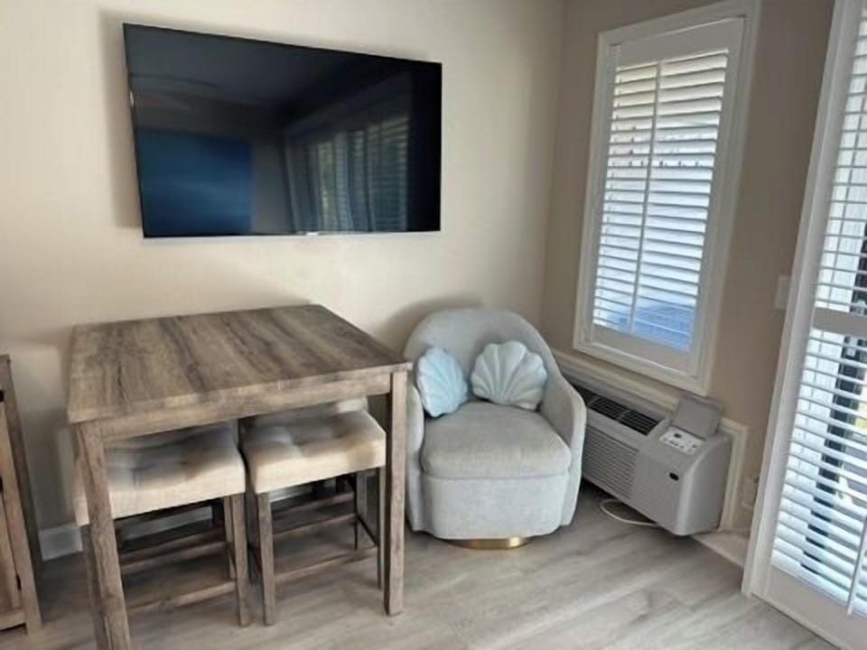 Living room - Comfy swivel chair