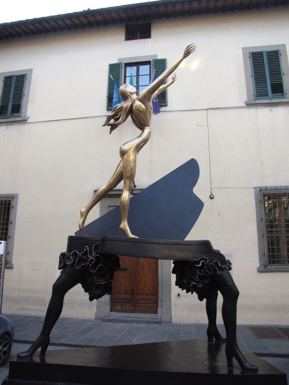 Dali dancer in Via Ricasoli
