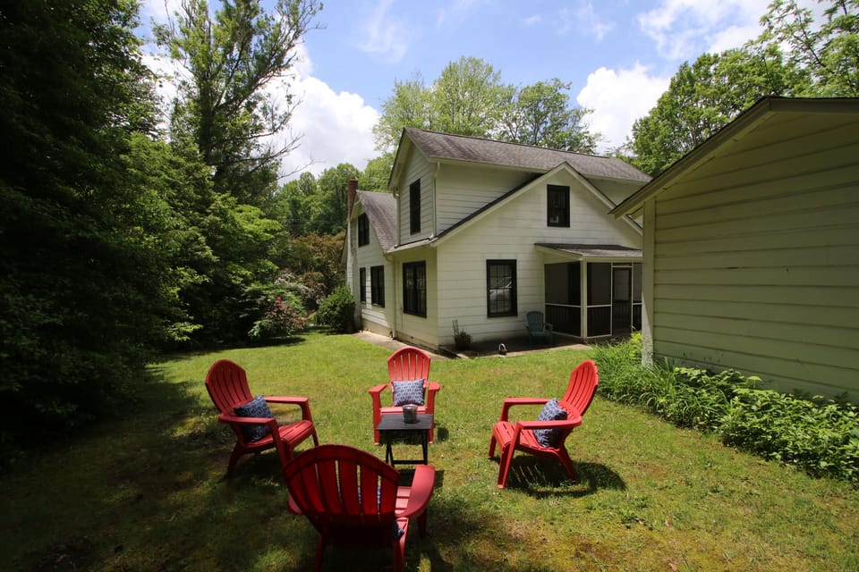 Additional photo of backyard