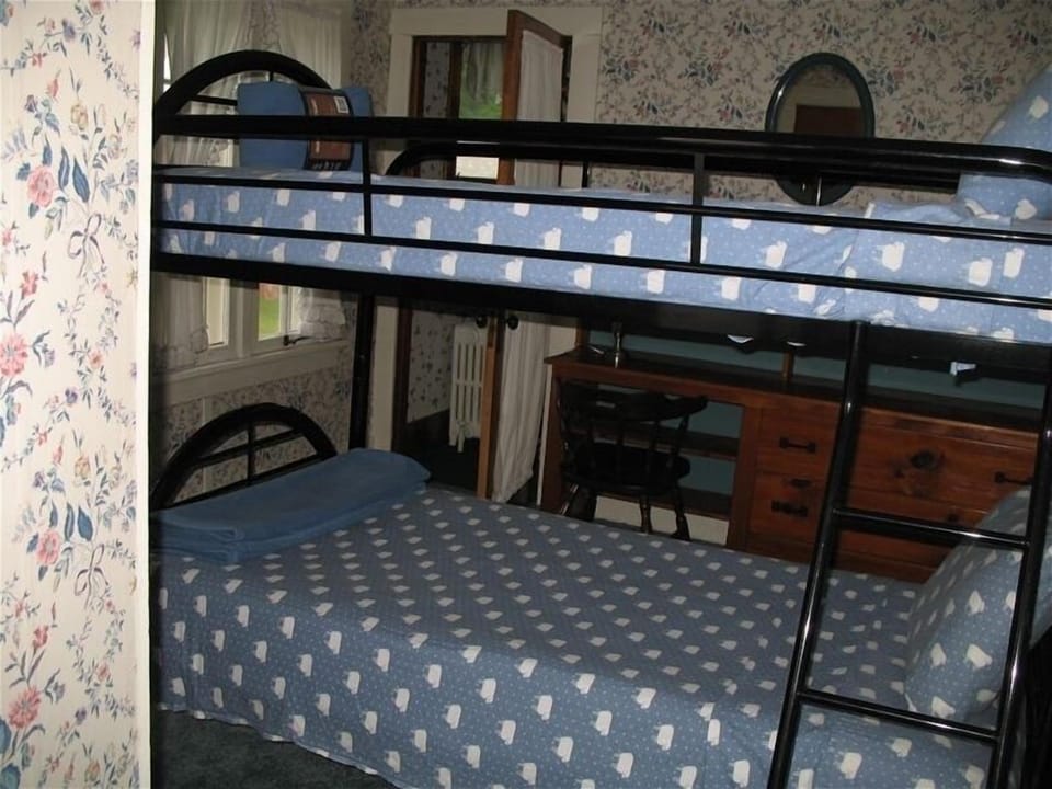 Bunkbeds ( first floor, 2nd BR)
One full bath is located on each floor.
