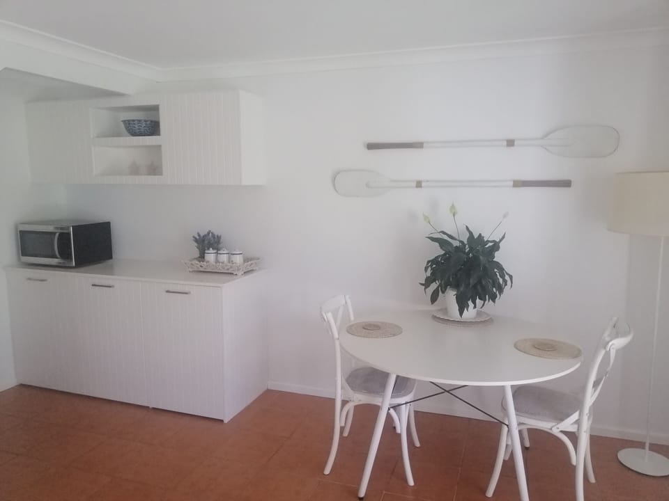 Kitchenette with Oven/Griller/Microwave, Wok, Sandwich Press