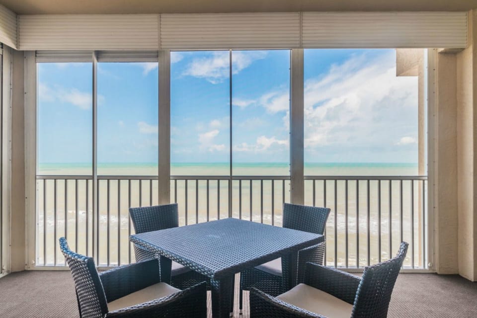 Picturesque lanai, perfect for dining and entertaining