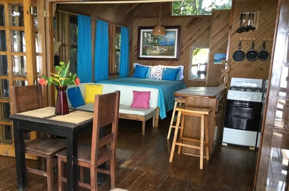 The Cabana is Perfect for 2 - Queen Bed and Full kitchen with Stove/Oven, Fridge