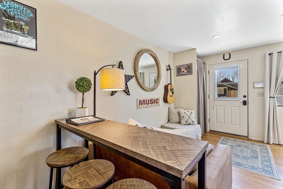Dining area/bar.
