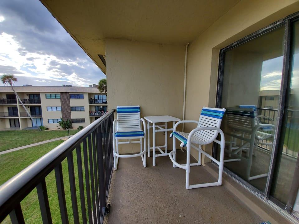 Balcony high chairs and table