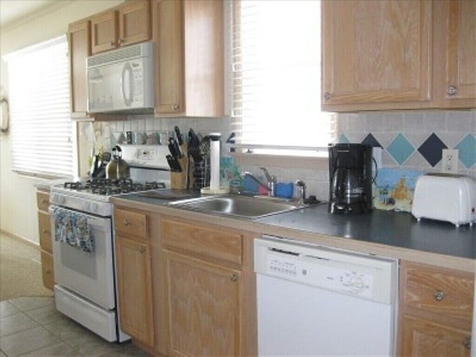 A fully equiped kitchen; decorative backsplash.