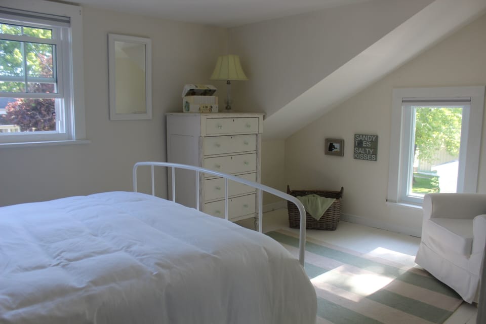 Bedroom 2, queen bed