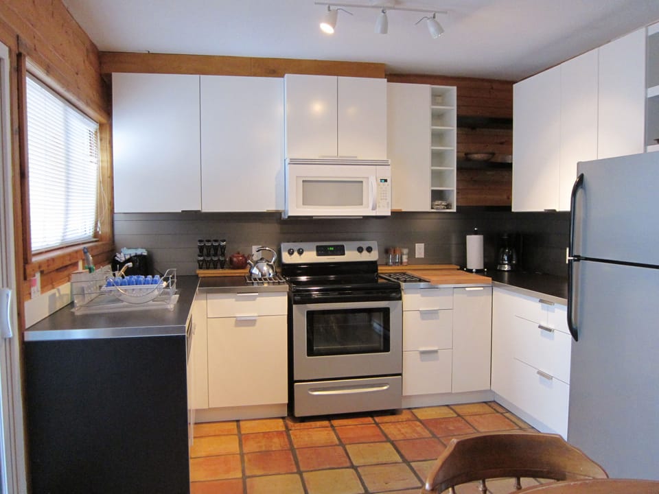 Suite B Kitchen dining