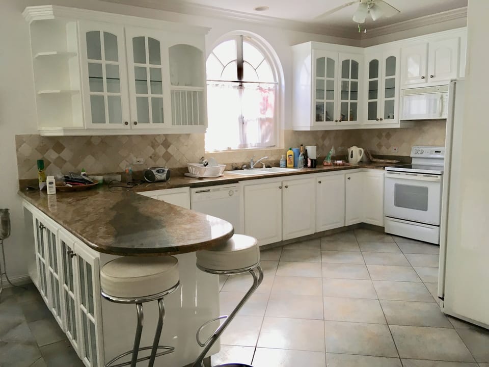 KITCHEN AND BREAKFAST BAR