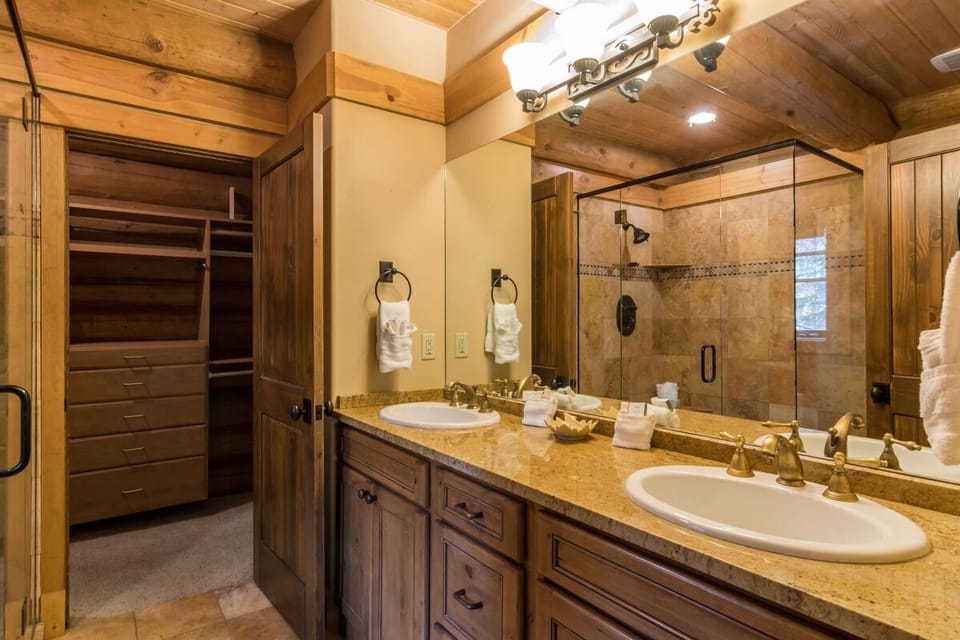 Gorgeous ensuite bathroom with dual sinks and a stunning walk-in closet (main level)