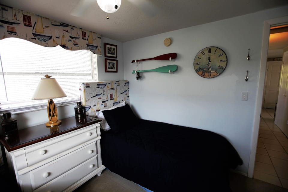 Guest bedroom
