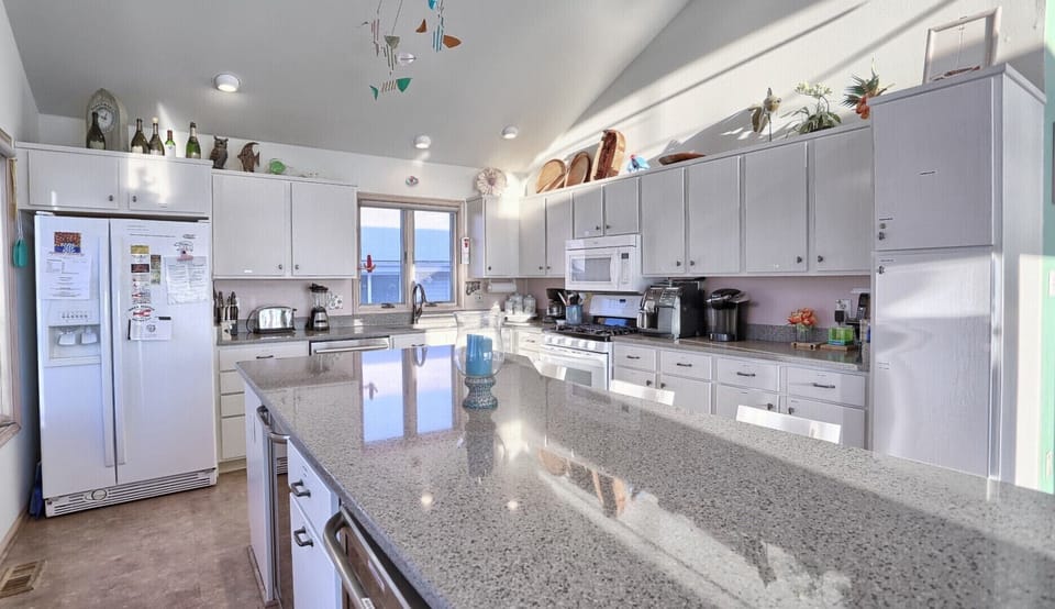 Complete gourmet kitchen has everything from a-z - see pictures below