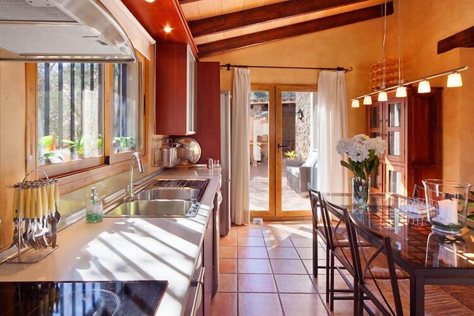 Fully fitted kitchen