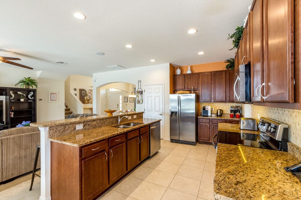 Open plan kitchen, a lot of top space, Large Fridge, Dishwasher, Microwave, Cook