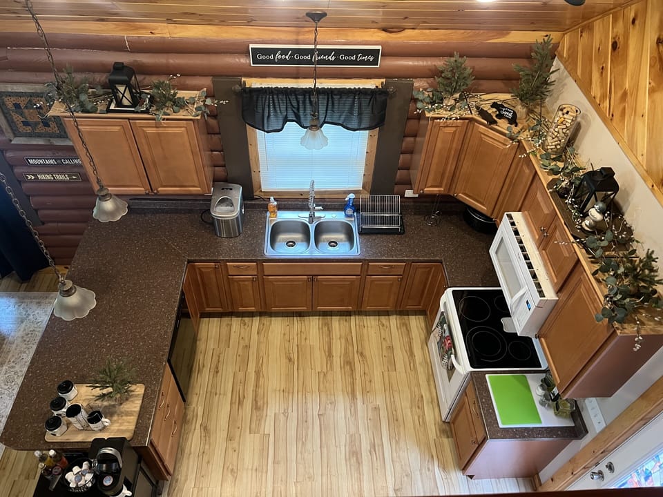 Fully equipped kitchen with the essentials.